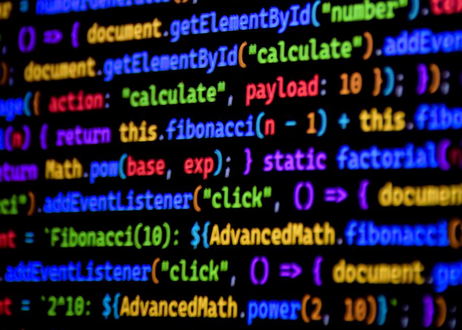 Código JavaScript brilhante e colorido exibido na tela do computador, demonstrando programação.